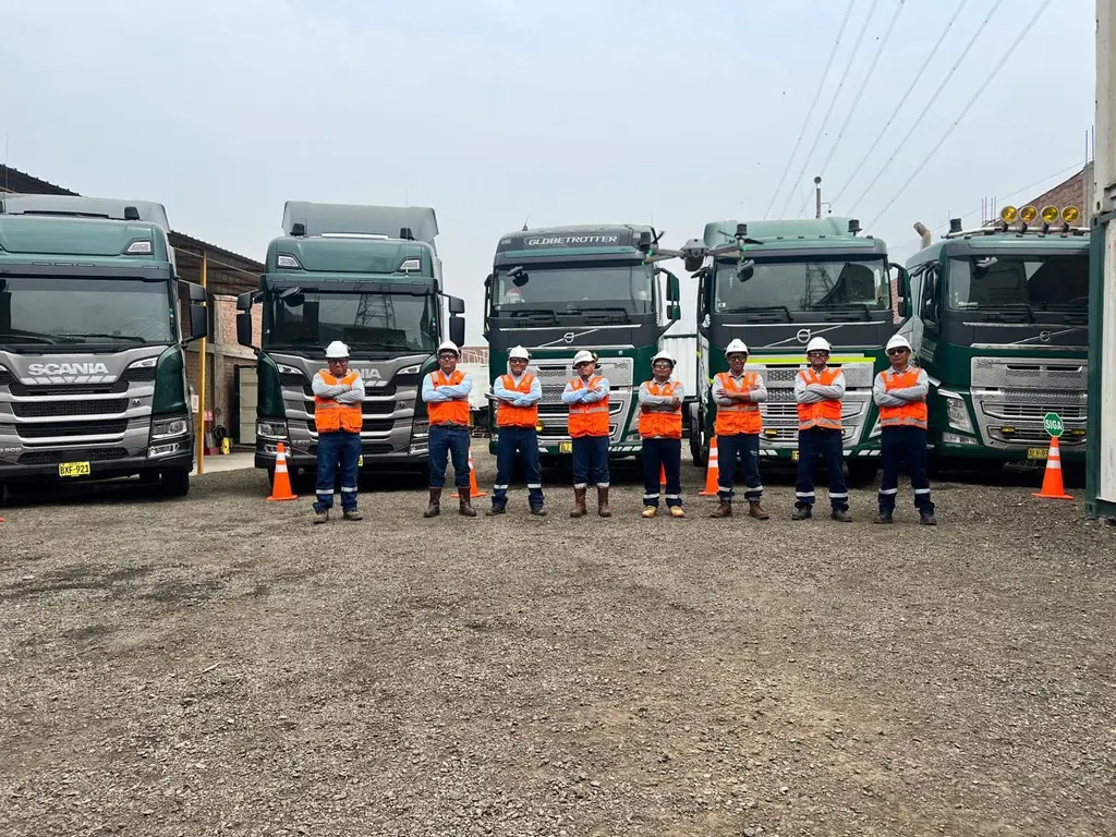 Conductores y personal de CORTRANS formados frente a la flota de tractos