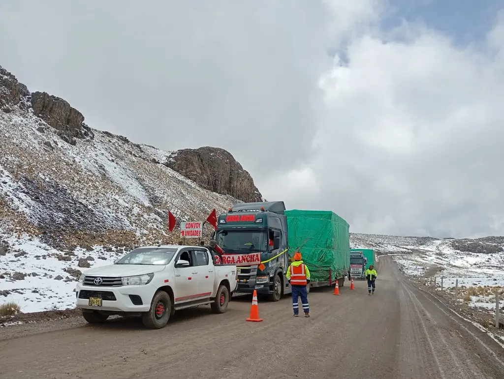 Convoy con camioneta de escolta en carretera de altura con nieve