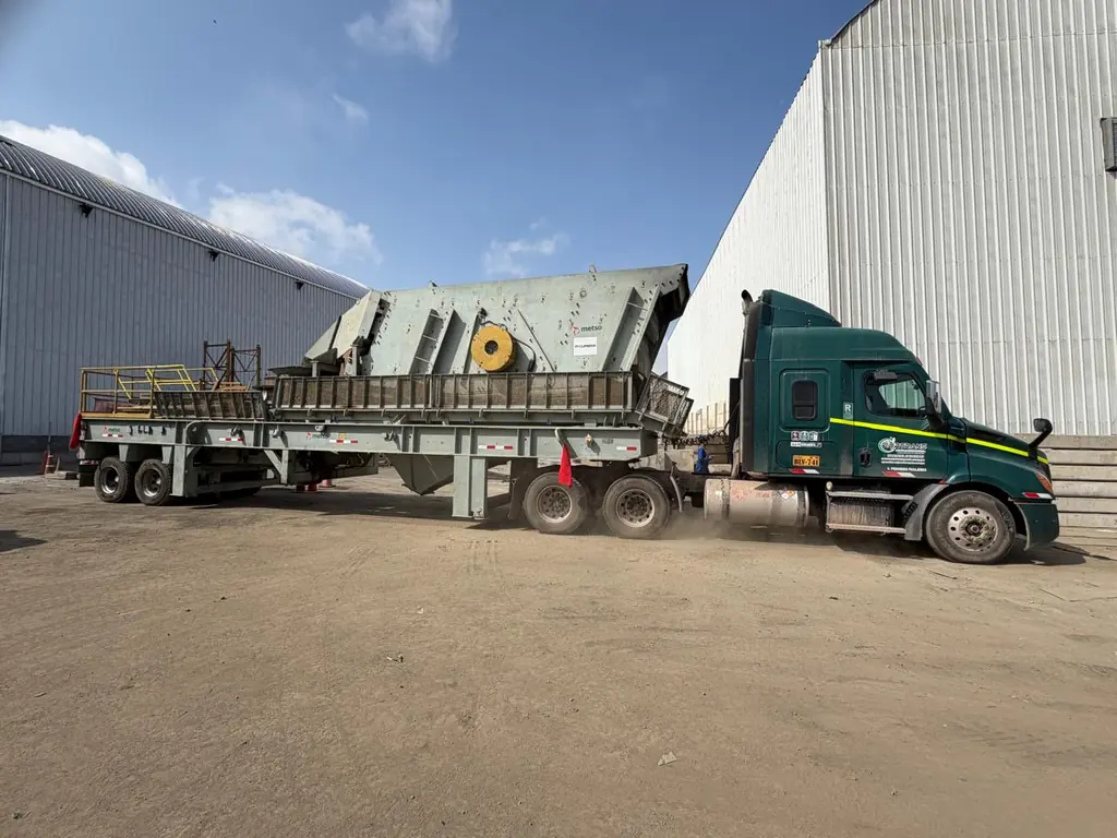 Tracto con equipo de zaranda sobre plataforma en planta industrial
