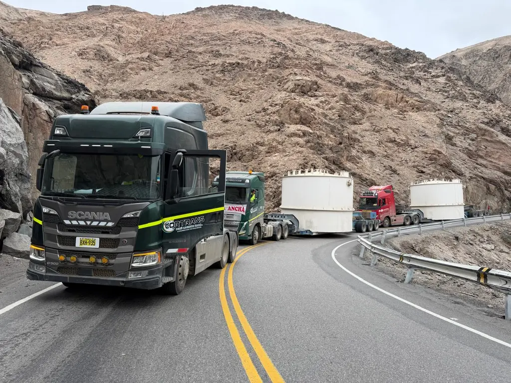 Convoy de CORTRANS trasladando tanques de gran volumen por carretera de montaña