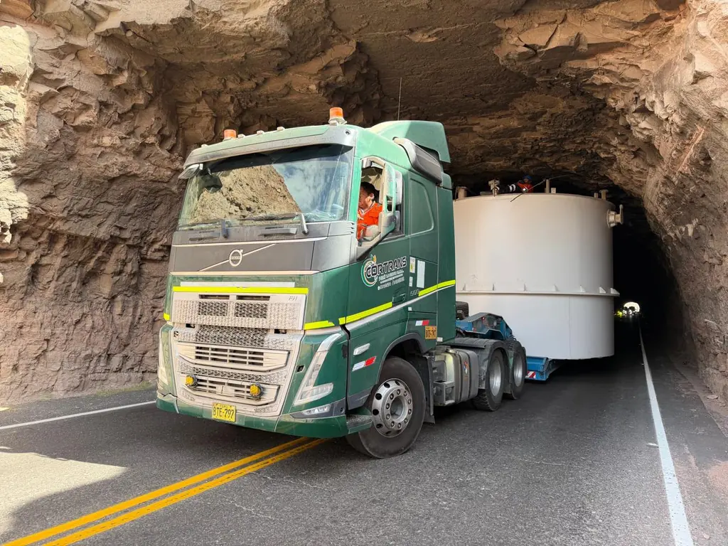 Tracto de CORTRANS saliendo de un túnel con un tanque de gran diámetro