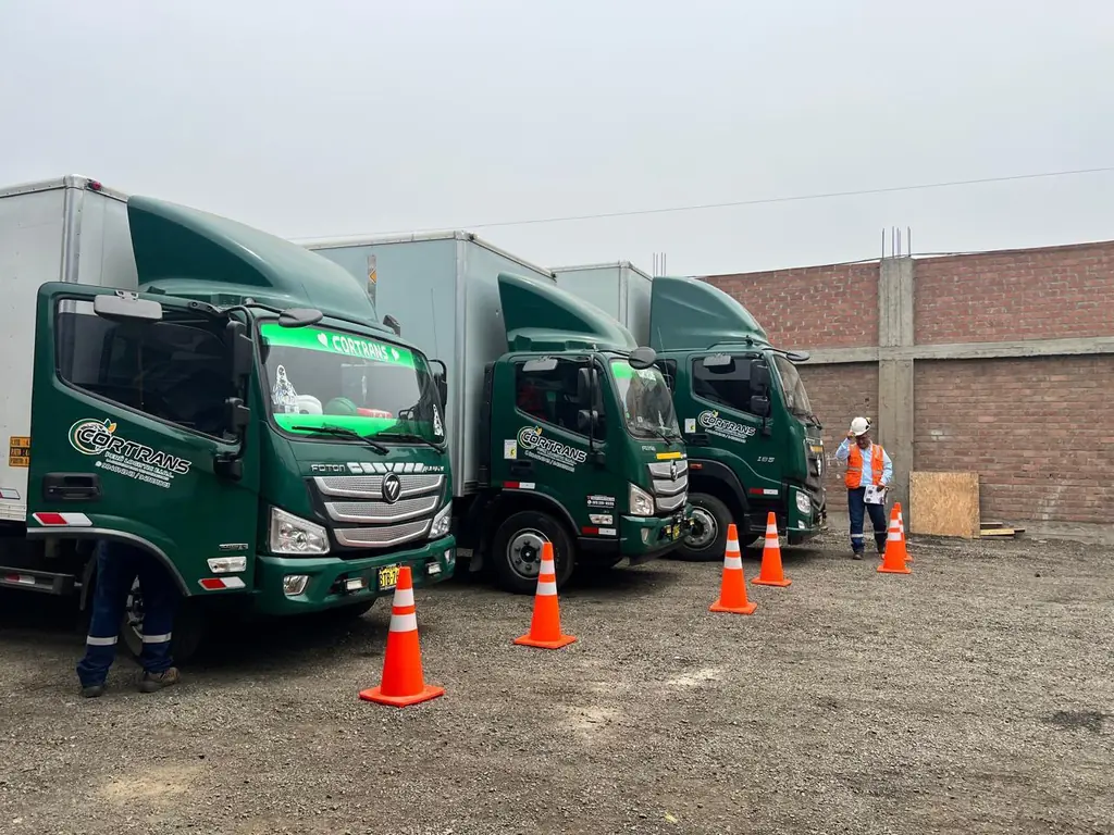Furgones de CORTRANS en patio de operaciones