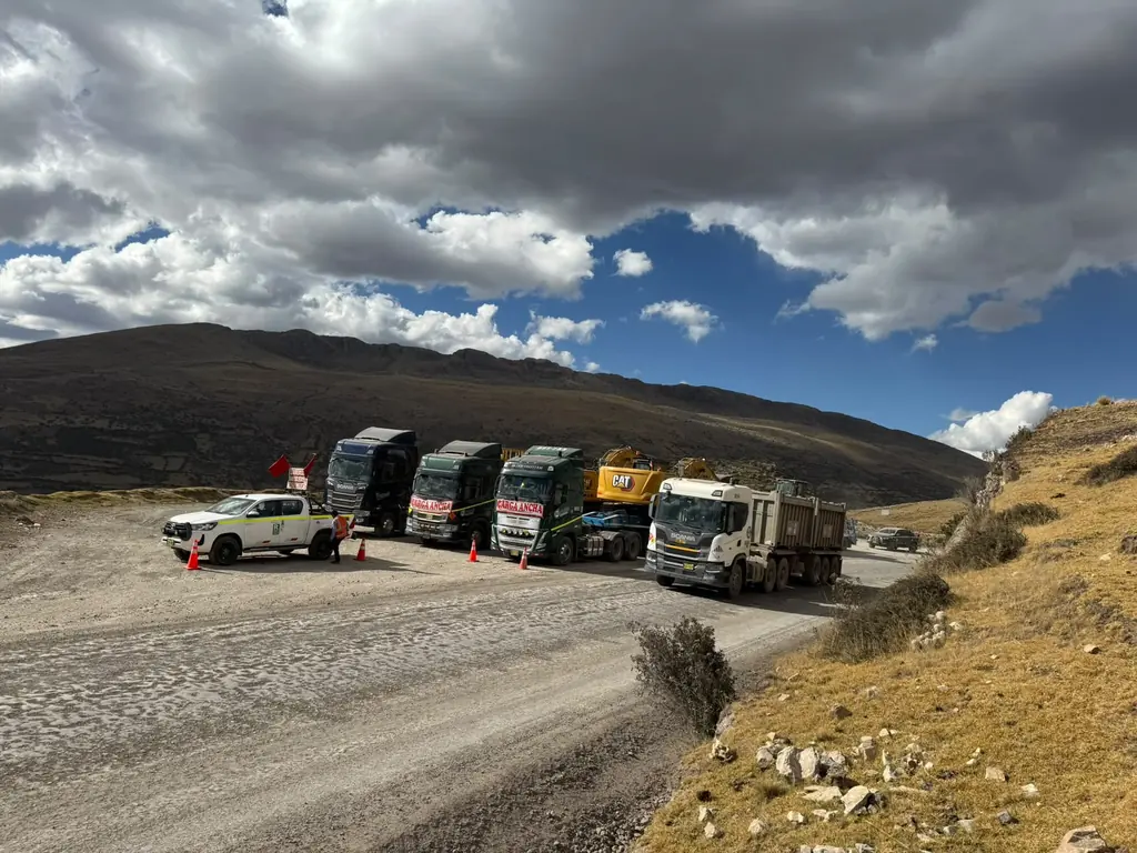 Convoy de camas bajas con excavadoras CAT en vía afirmada