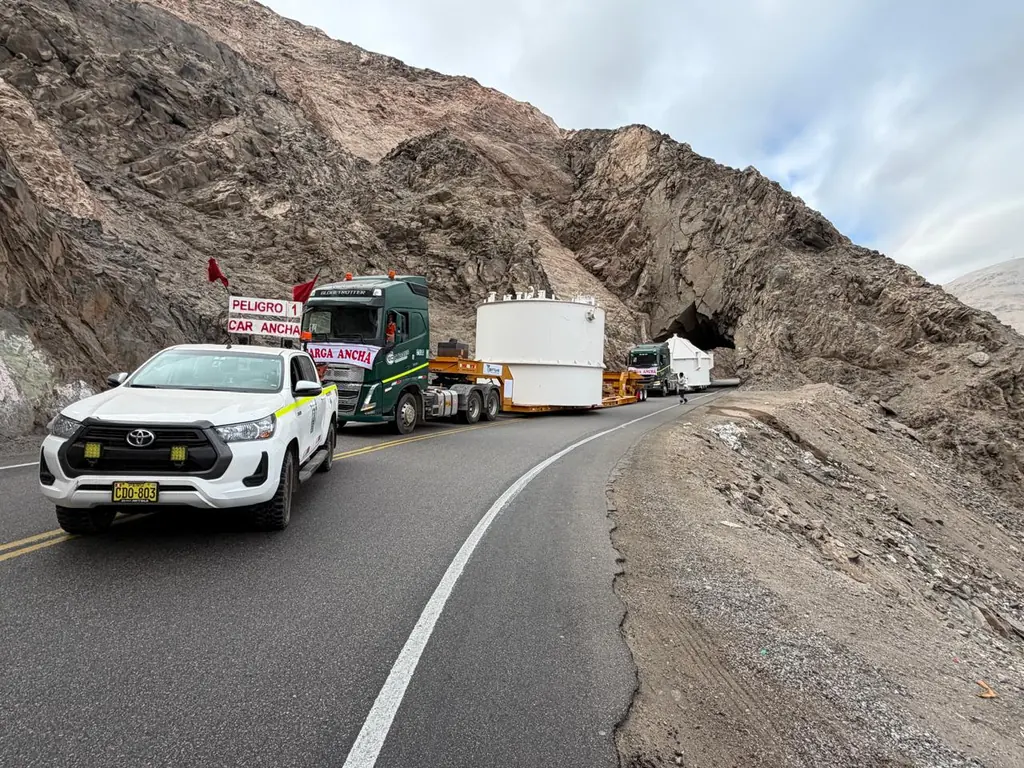 Convoy con escolta y tanques sobredimensionados en ingreso a túnel