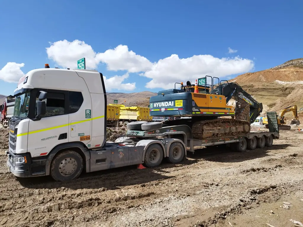 Cama baja con excavadora Hyundai en acceso a mina