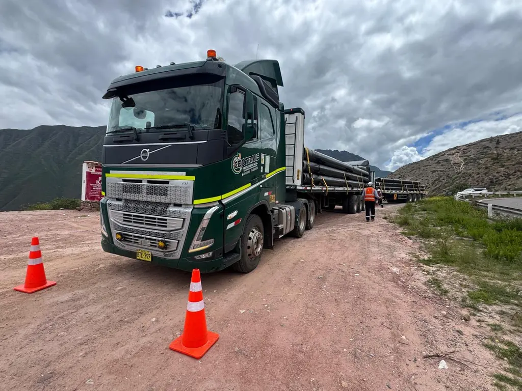 Unidad de plataforma de CORTRANS cargada con tubería