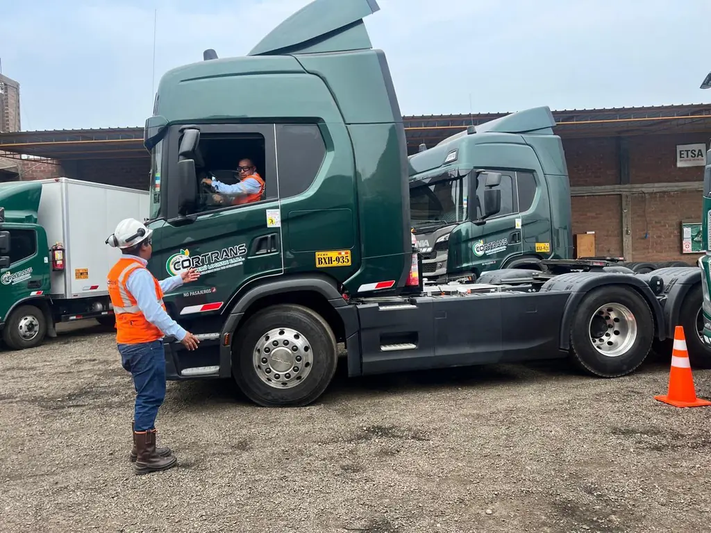 Tractos Scania de CORTRANS en patio con supervisor